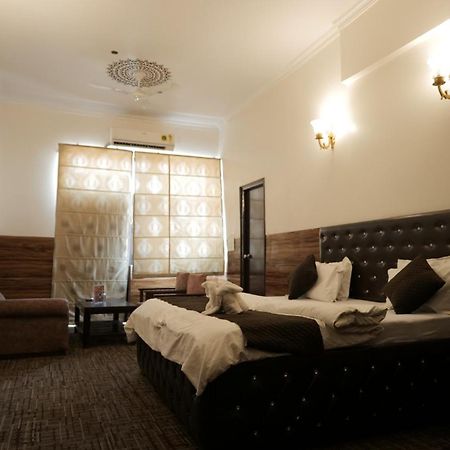 Hotel Kuber Rāi Esterno foto