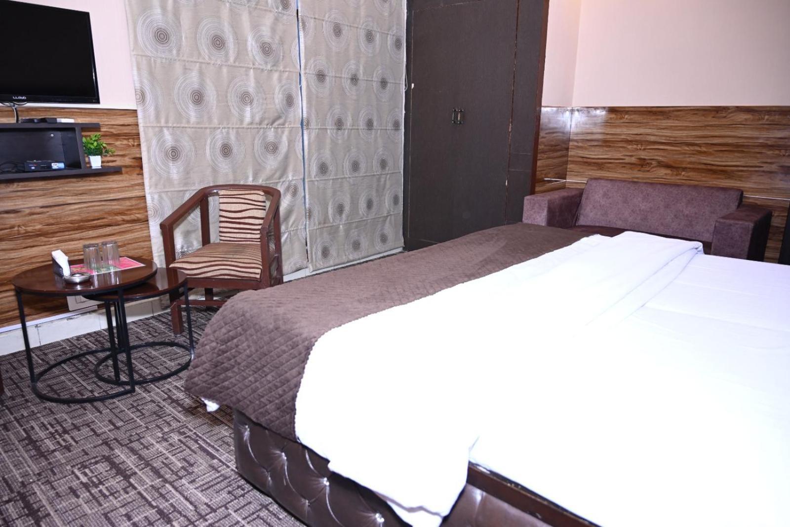 Hotel Kuber Rāi Esterno foto