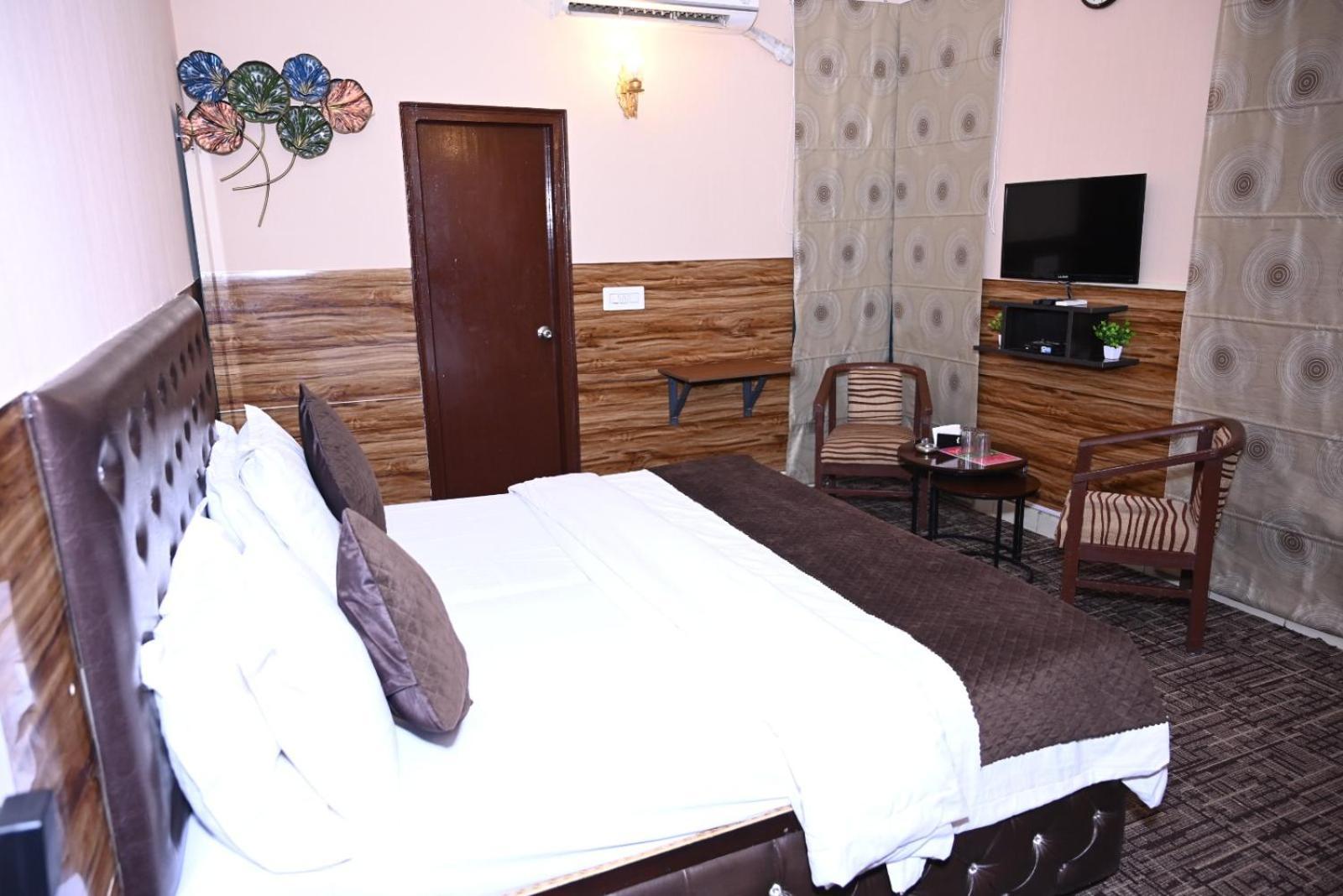 Hotel Kuber Rāi Esterno foto