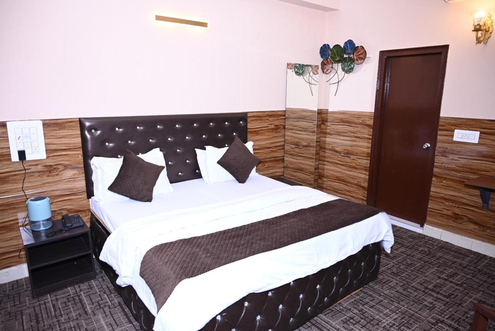 Hotel Kuber Rāi Esterno foto