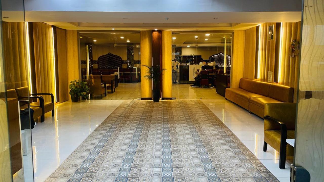 Hotel Kuber Rāi Esterno foto