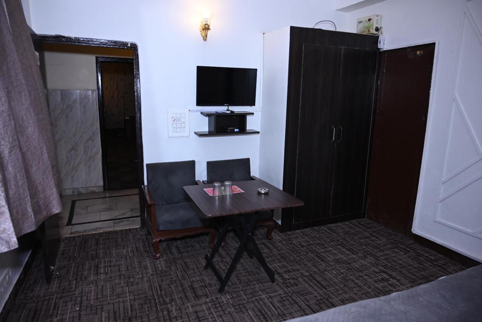 Hotel Kuber Rāi Esterno foto
