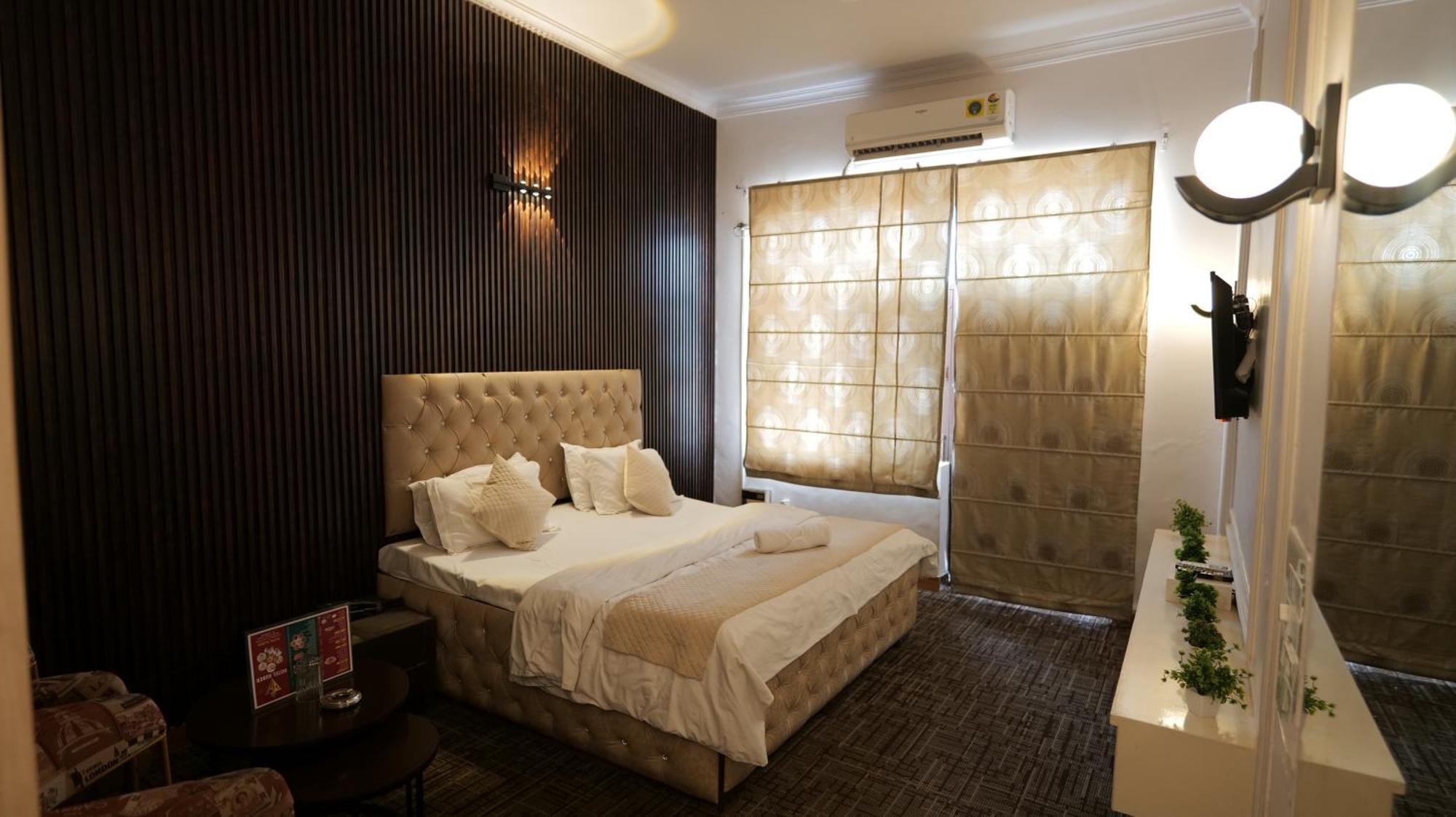 Hotel Kuber Rāi Esterno foto