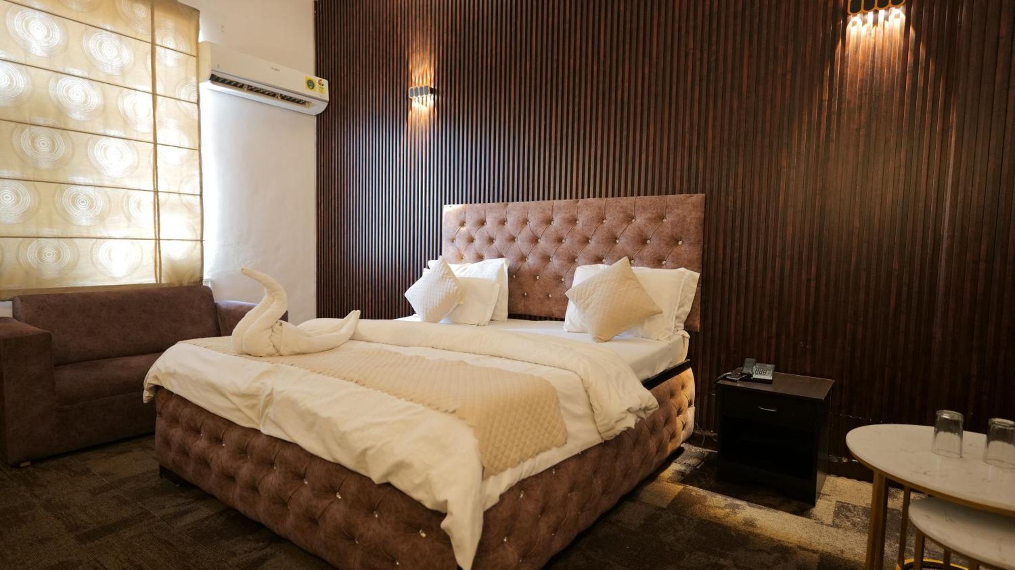 Hotel Kuber Rāi Esterno foto