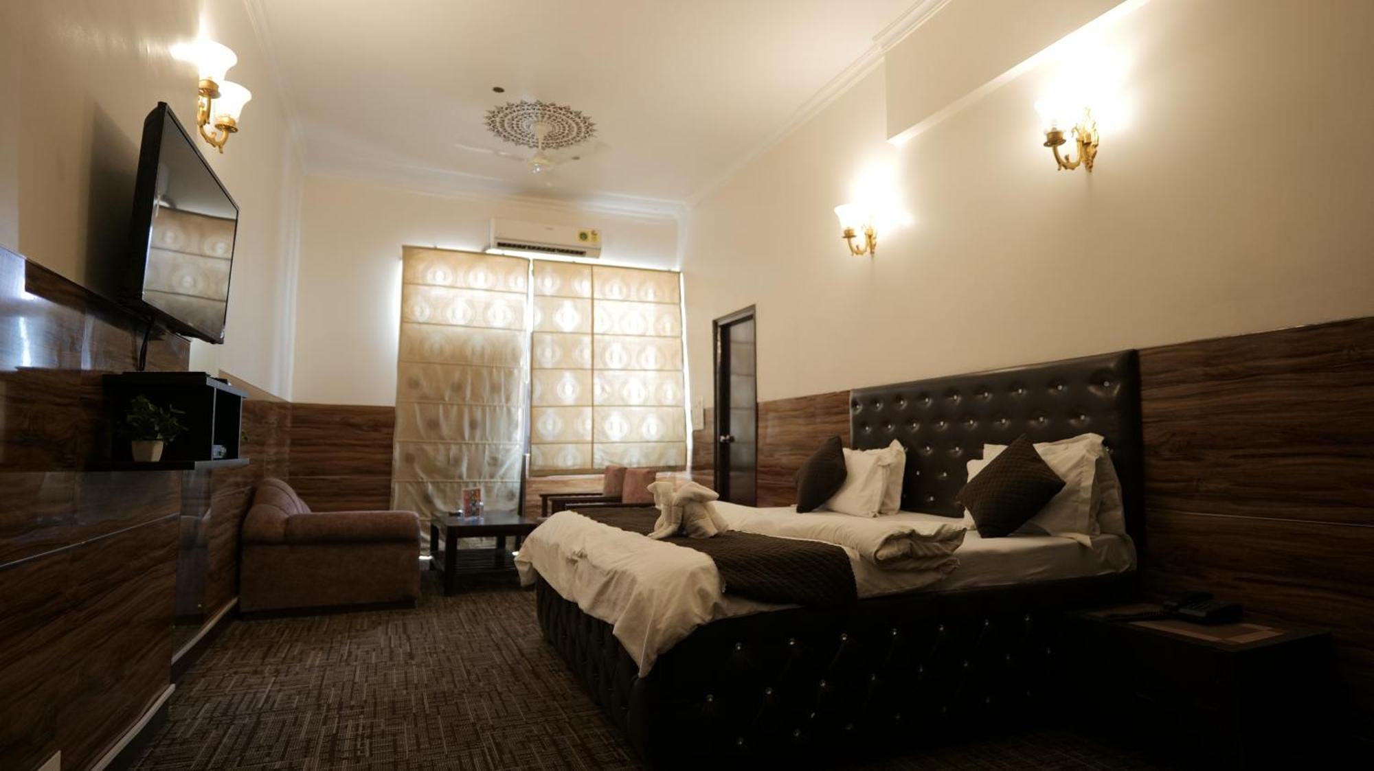 Hotel Kuber Rāi Esterno foto